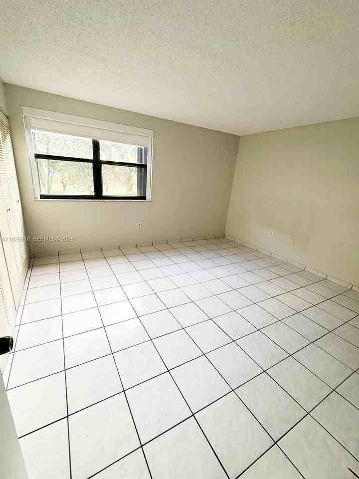 400 W Park Dr #202 - Photo 3 of 6