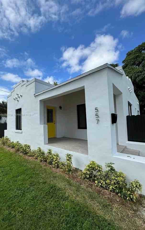 557 Nw 44th St - Photo 2 of 15