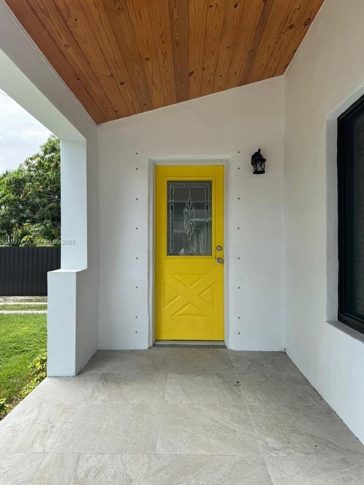 557 Nw 44th St - Photo 3 of 15