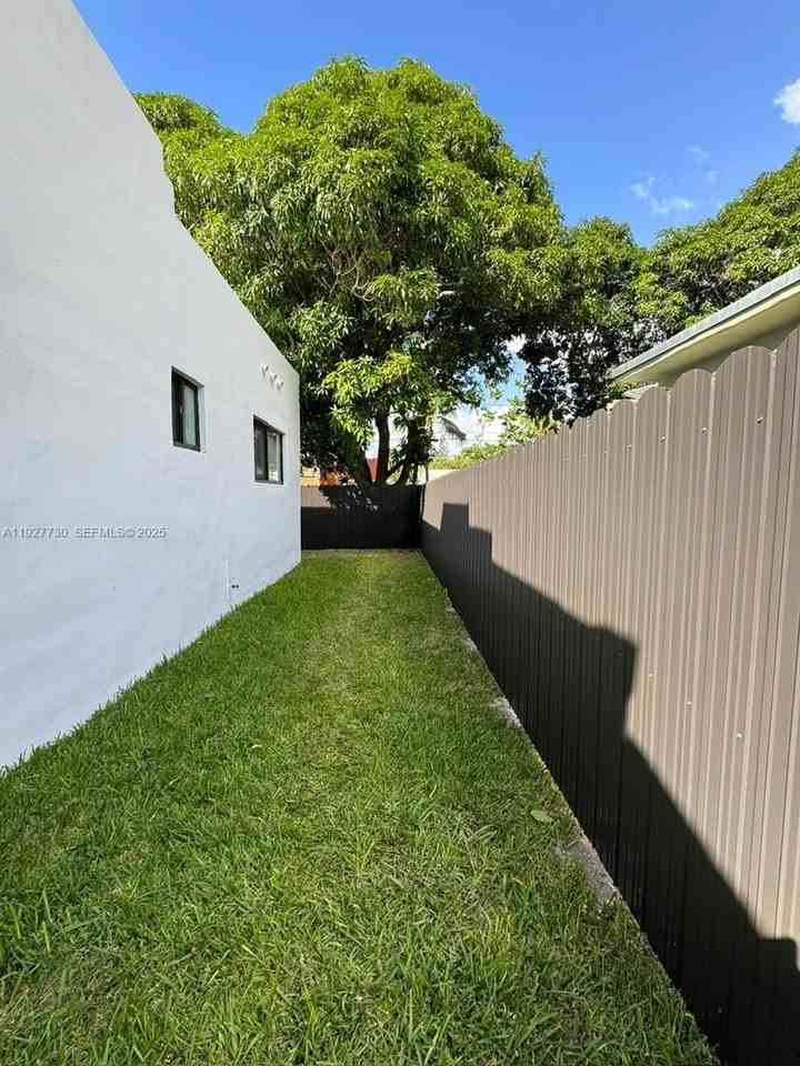 557 Nw 44th St - Photo 4 of 15