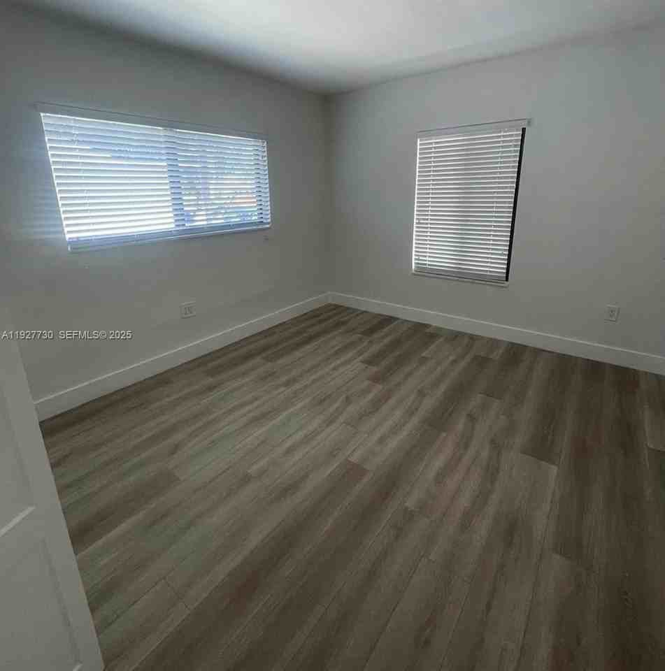 557 Nw 44th St - Photo 5 of 15