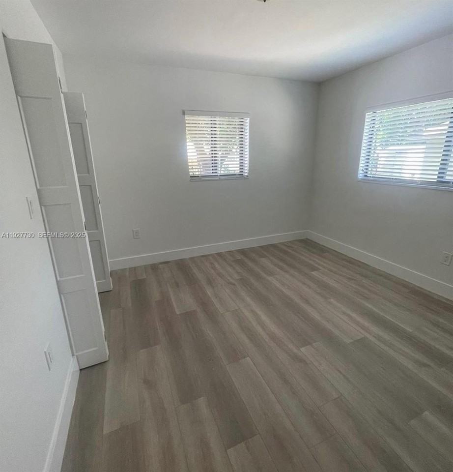 557 Nw 44th St - Photo 6 of 15