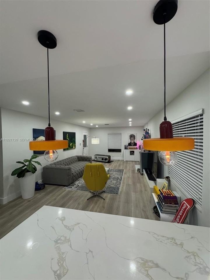 557 Nw 44th St - Photo 7 of 15