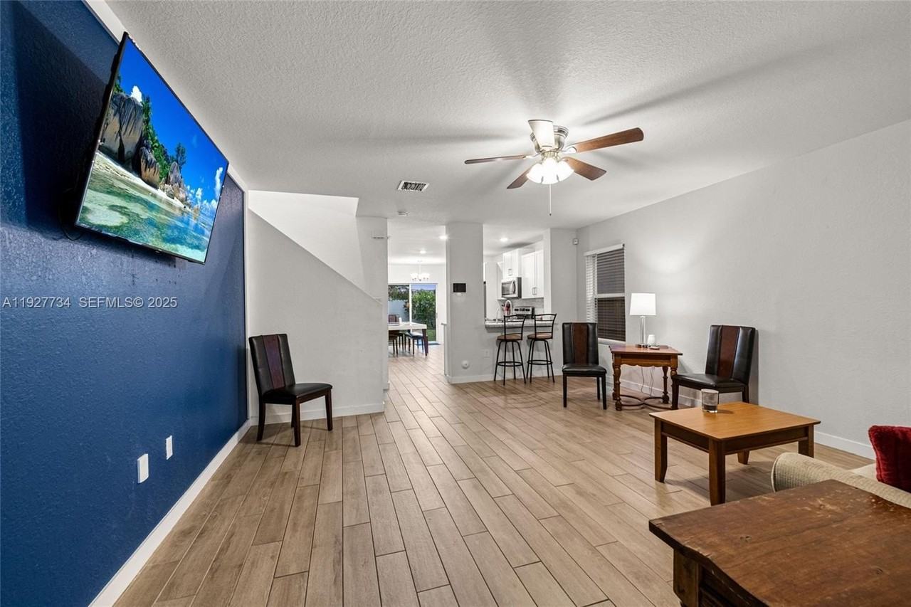 525 Ne 6th Pl - Photo 5 of 37