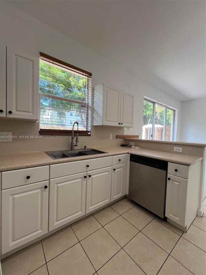 12724 Sw 133rd St - Photo 7 of 27