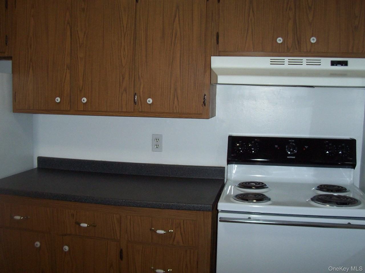 21 Pavilion Rd Apt 6 #6 - Photo 3 of 8