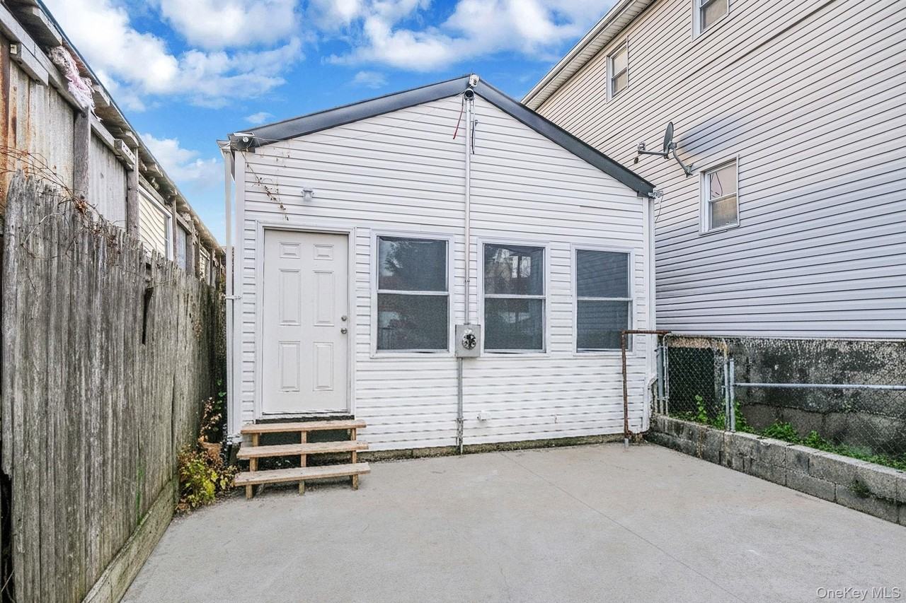 224 Amber St - Photo 2 of 17