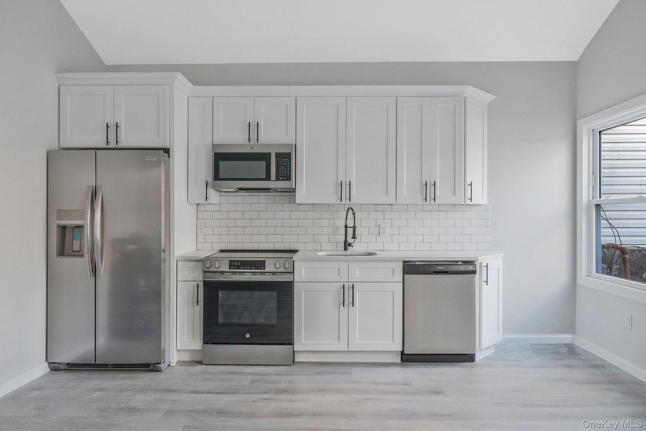 224 Amber St - Photo 6 of 17