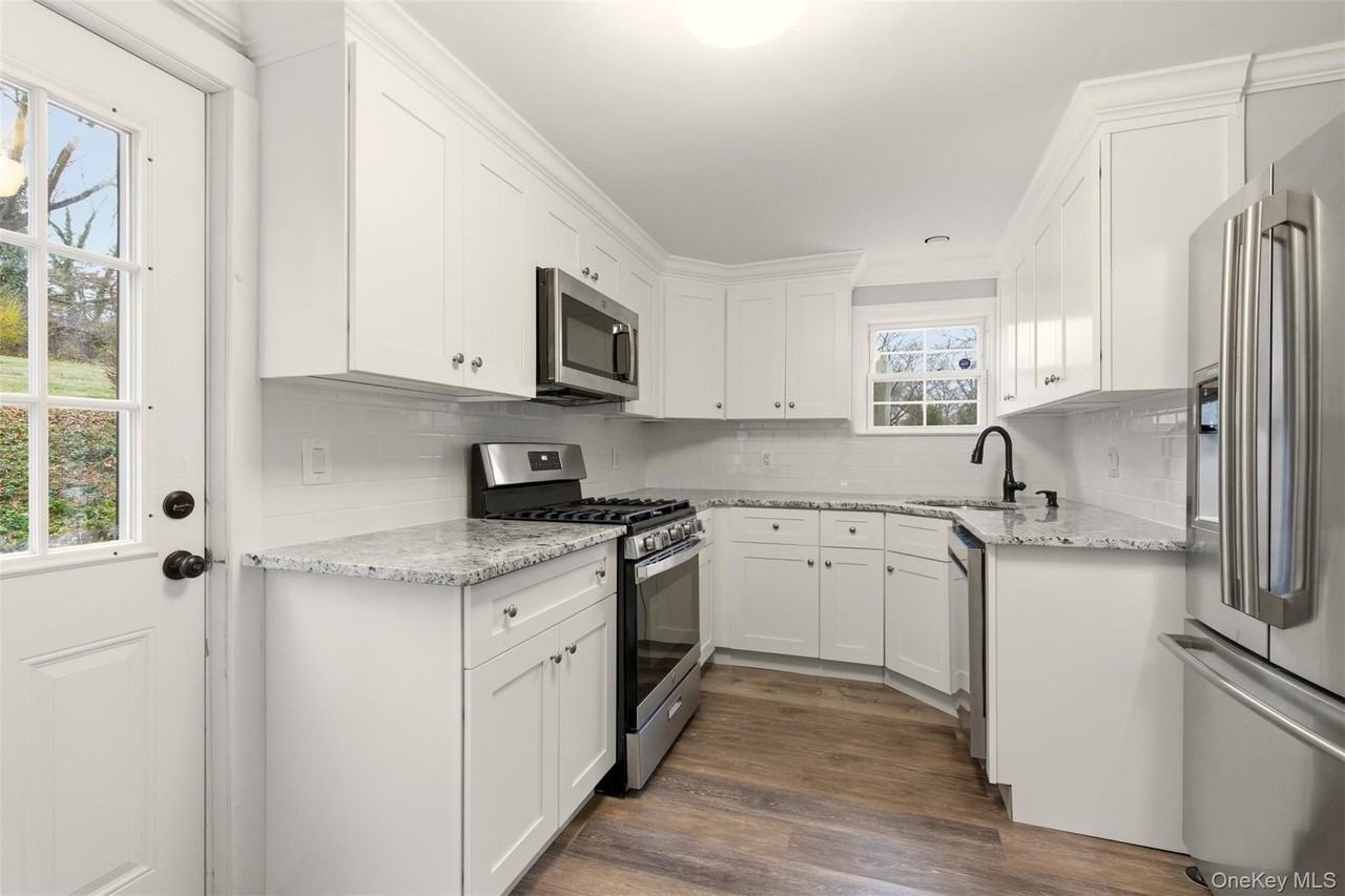 327 W Neck Rd - Photo 6 of 24