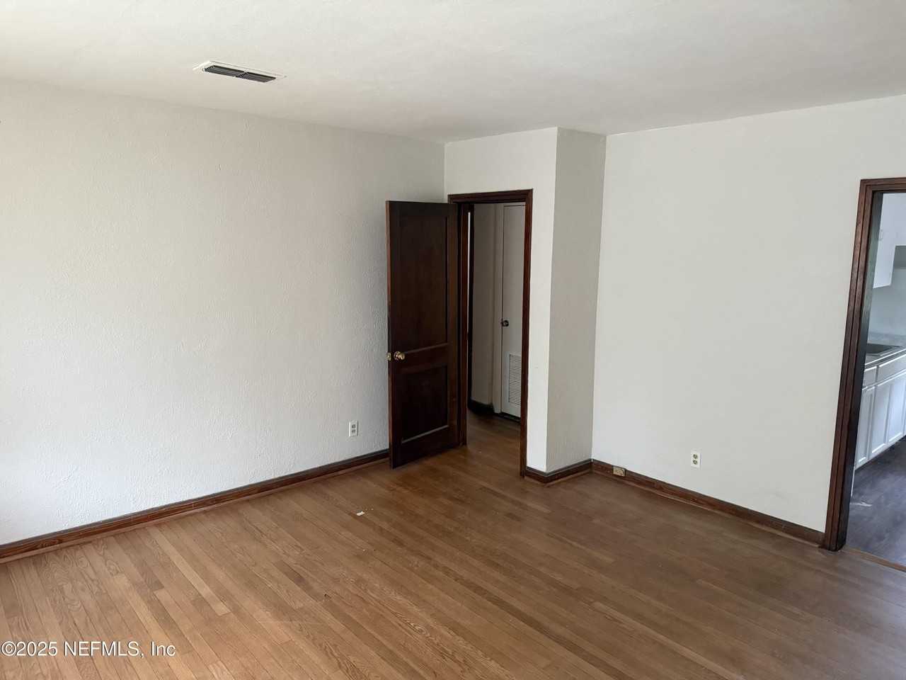 947 Glencarin St - Photo 2 of 9