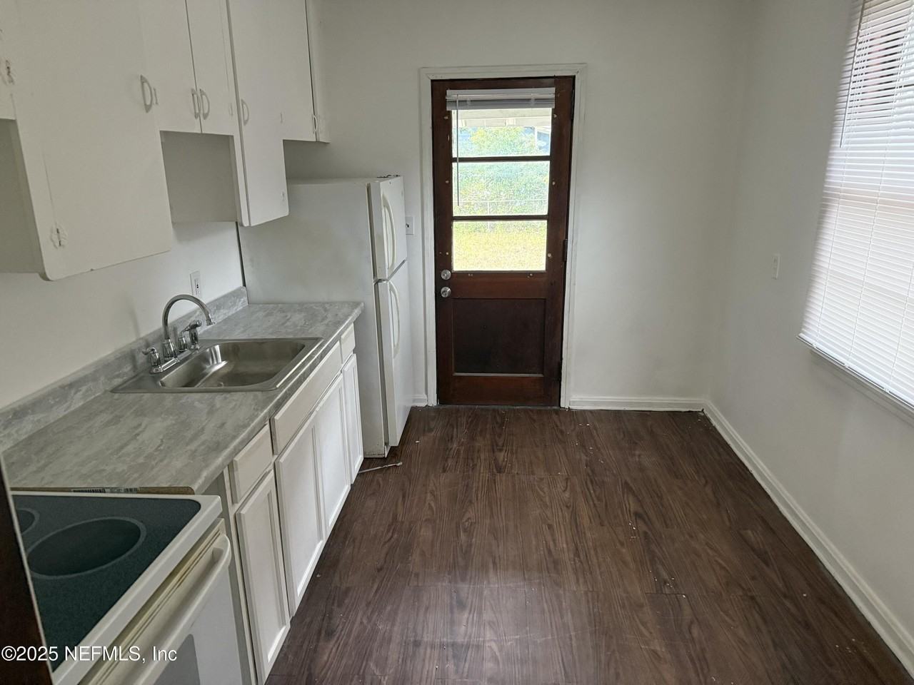 947 Glencarin St - Photo 3 of 9