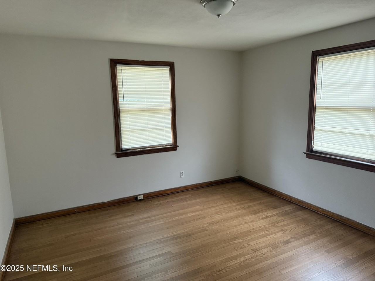 947 Glencarin St - Photo 4 of 9