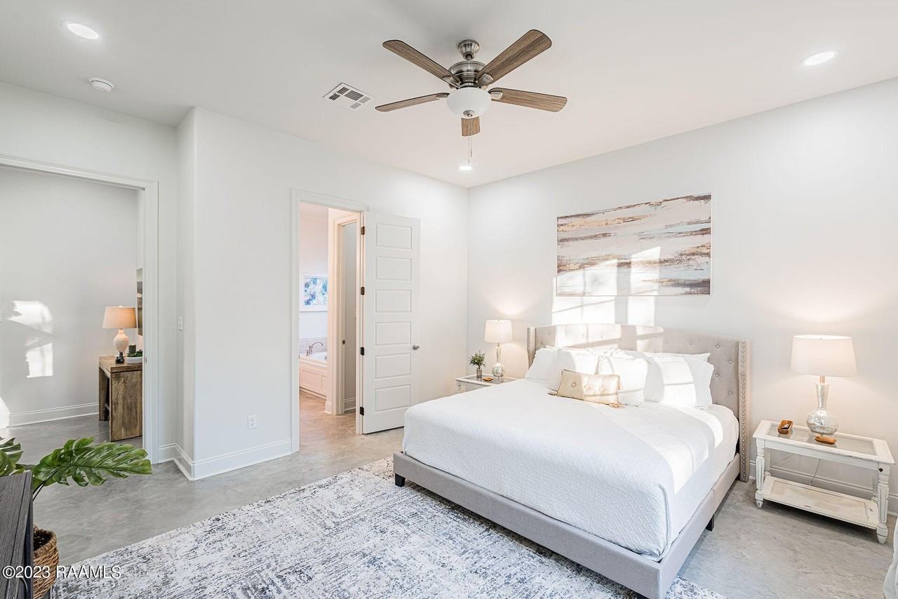 406 E Martial Ave - Photo 4 of 33