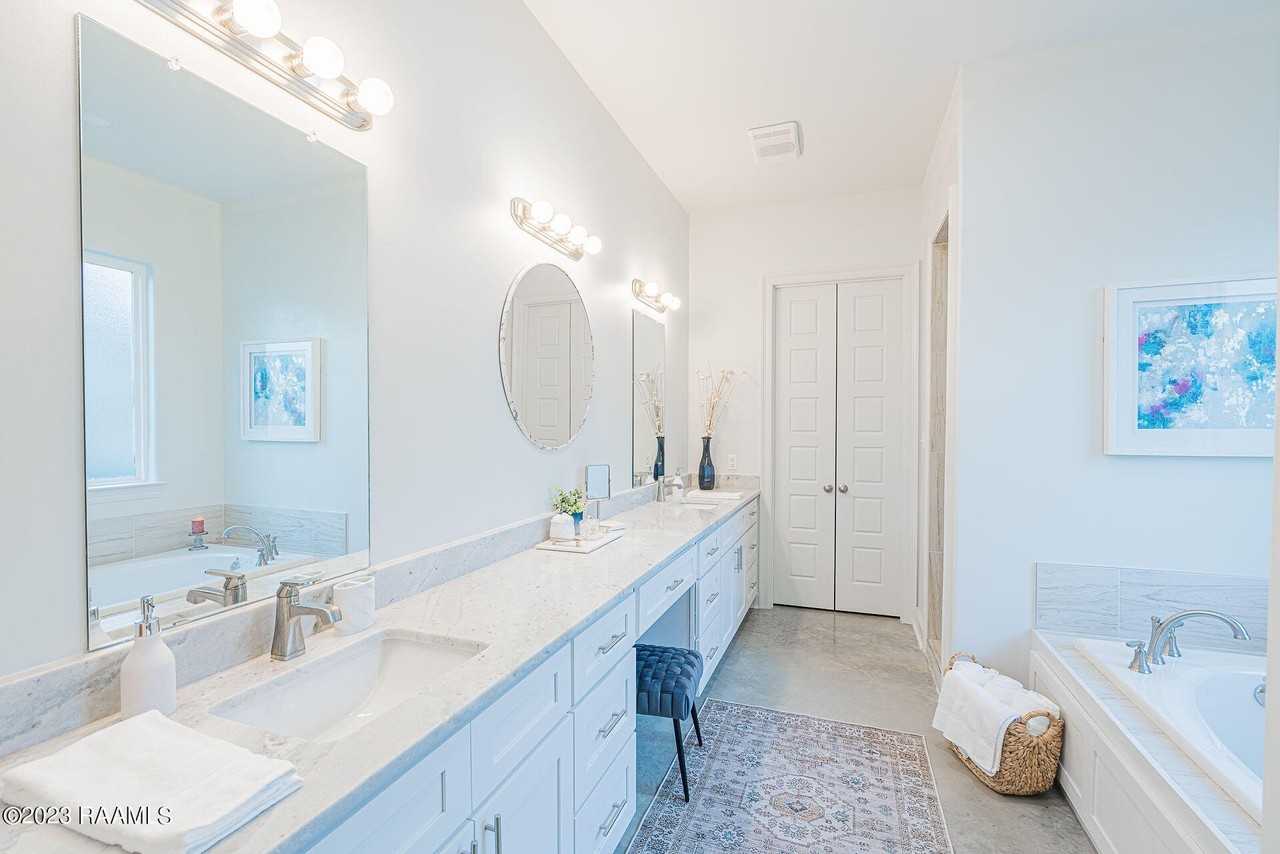 406 E Martial Ave - Photo 5 of 33