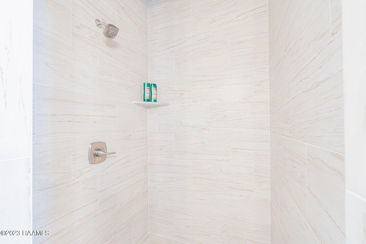 406 E Martial Ave - Photo 7 of 33