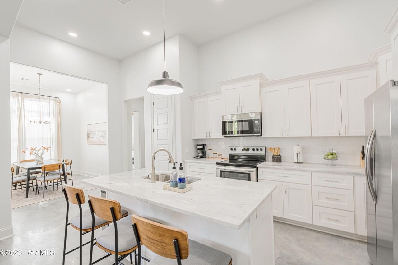 404 E Martial Ave - Photo 7 of 38