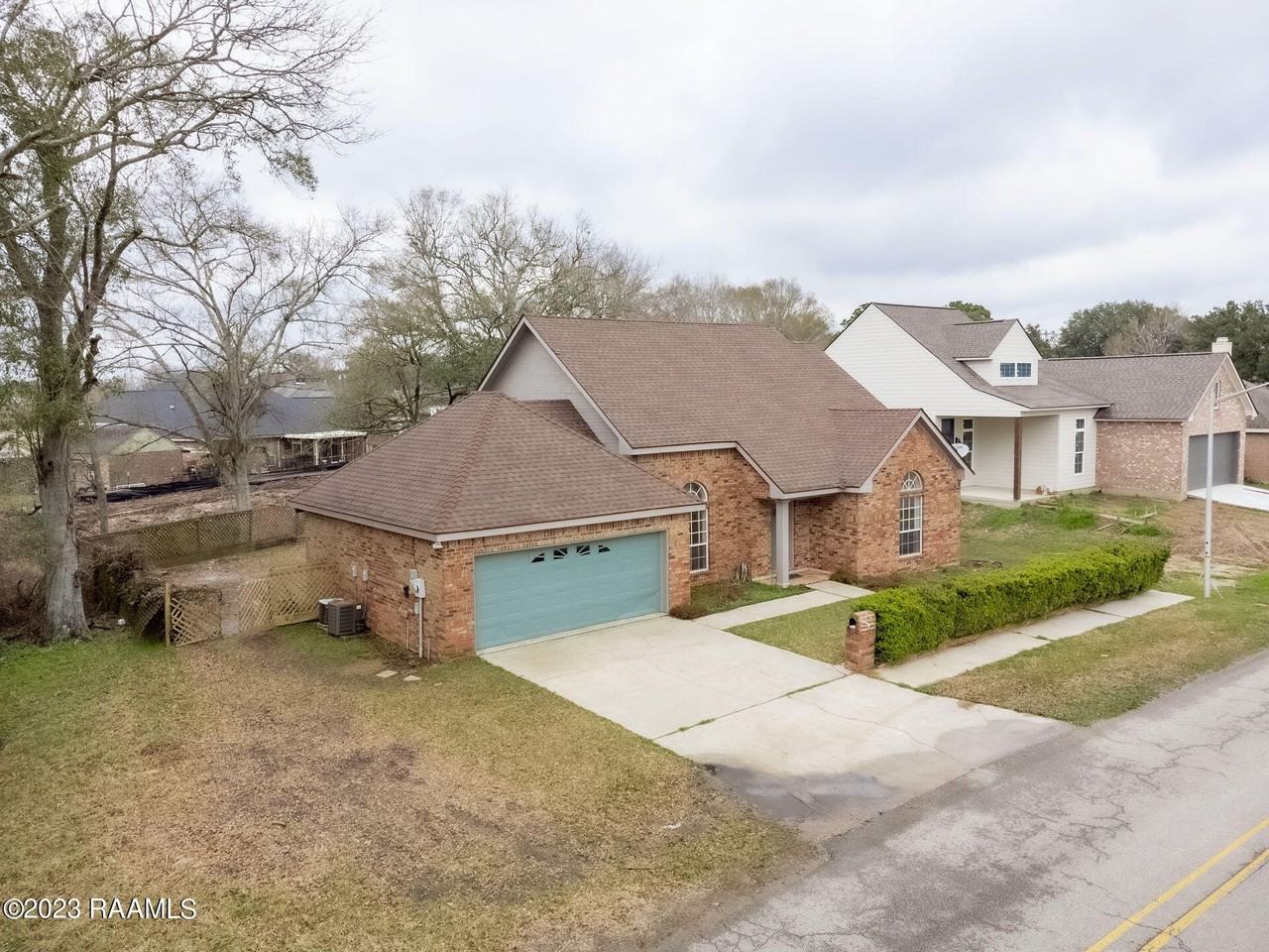 204 Student Ln - Photo 3 of 33