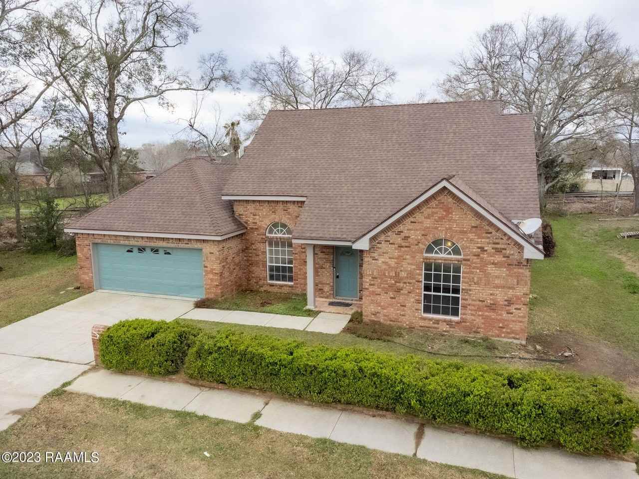 204 Student Ln - Photo 4 of 33