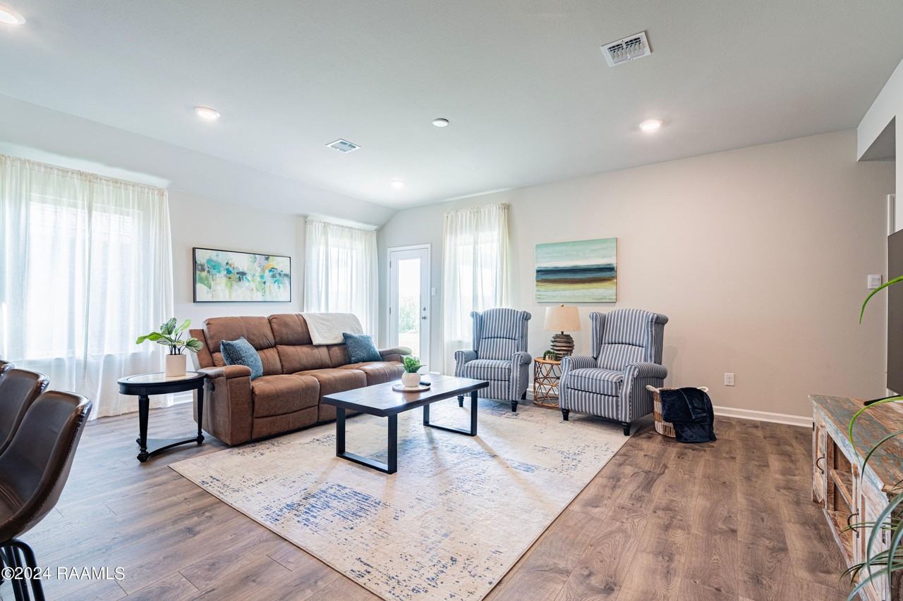 407 Broussard Hill Dr - Photo 3 of 34