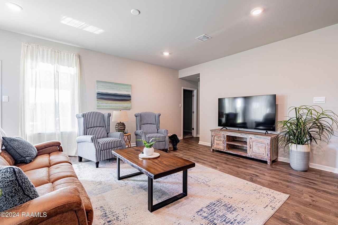 407 Broussard Hill Dr - Photo 6 of 34