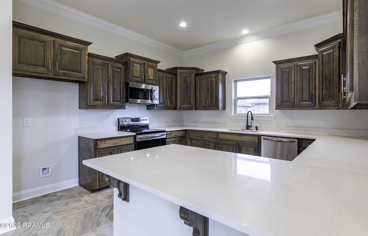 311 Finnegan Way - Photo 7 of 33