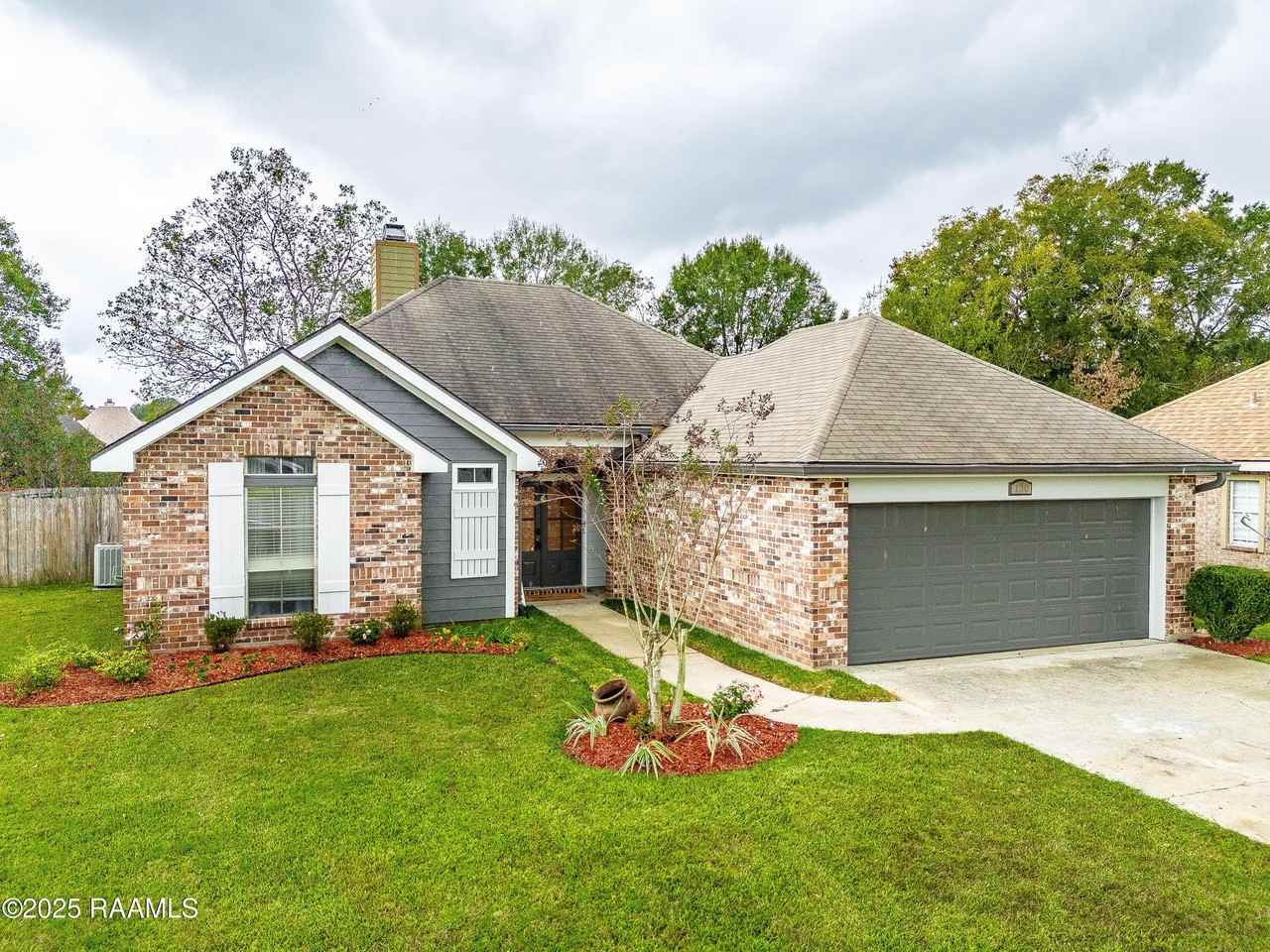 130 Windermere Cir - Photo 2 of 37