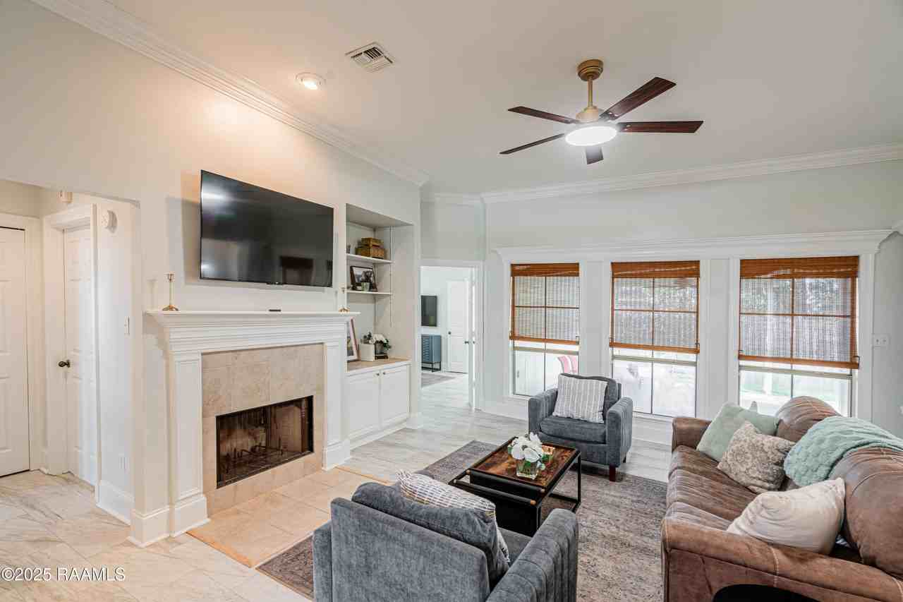 130 Windermere Cir - Photo 3 of 37