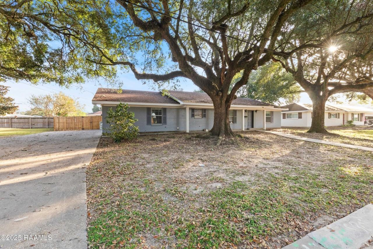 412 Colonial Dr - Photo 3 of 39