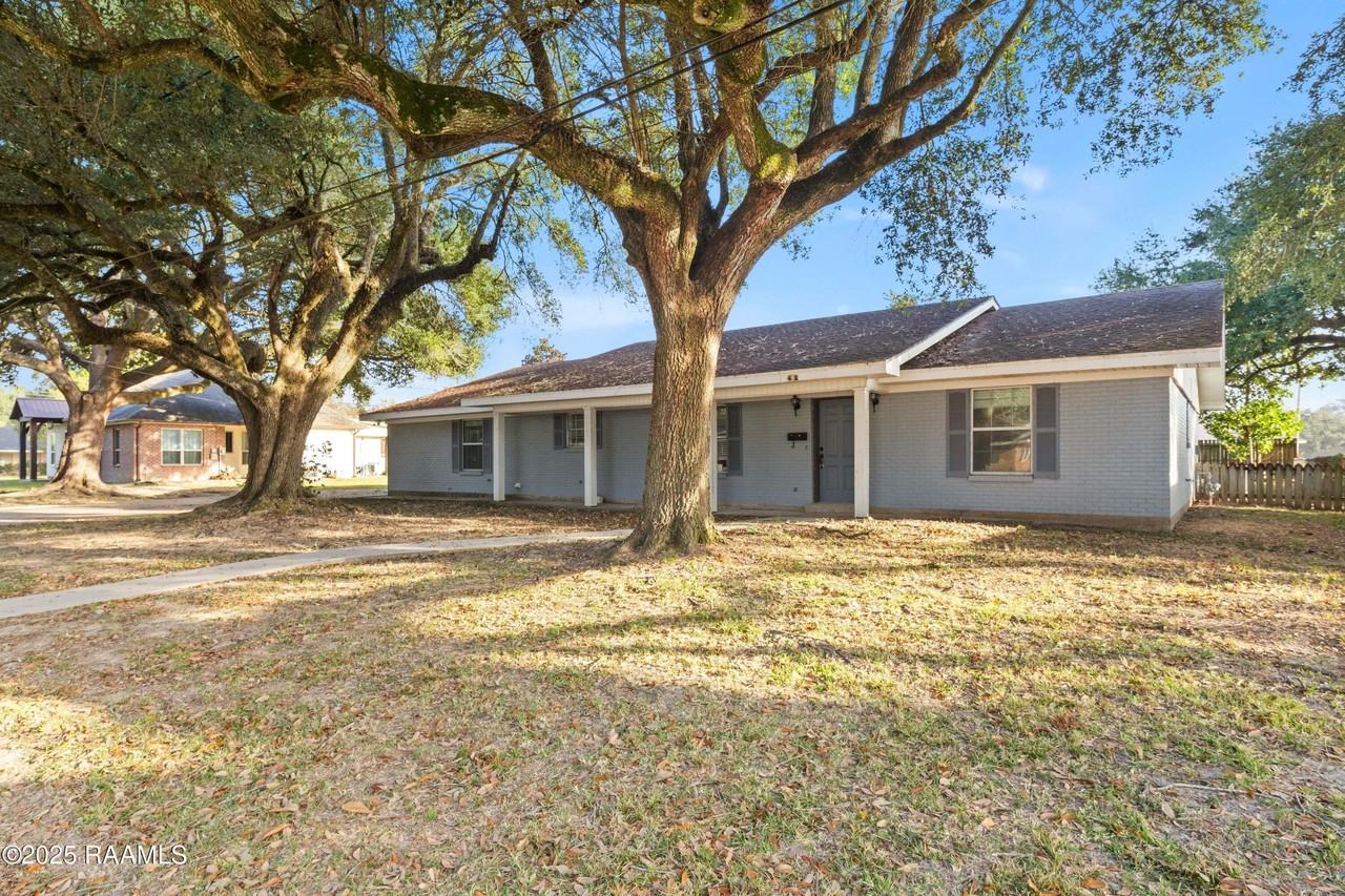 412 Colonial Dr - Photo 5 of 39