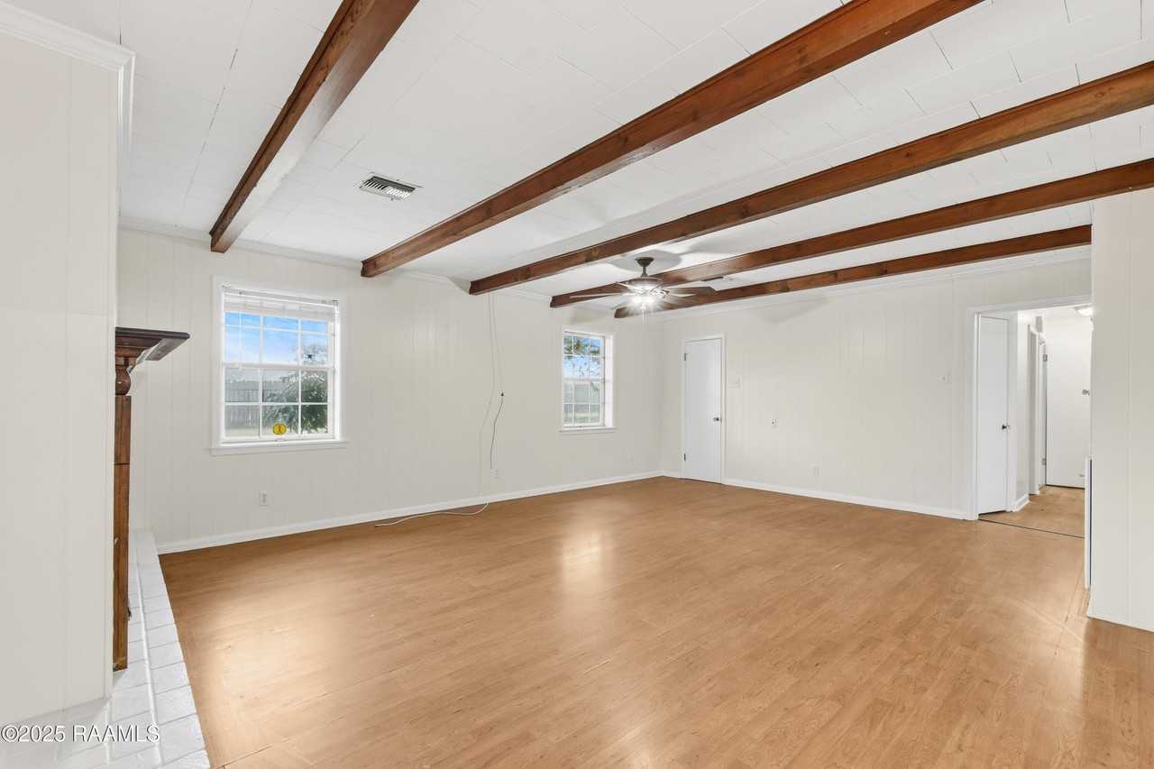 412 Colonial Dr - Photo 6 of 39