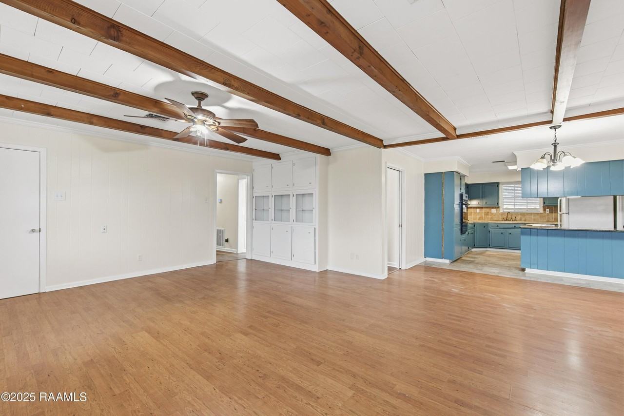 412 Colonial Dr - Photo 7 of 39