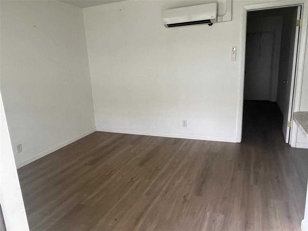 113 Se 12th Ave #2 - Photo 6 of 7