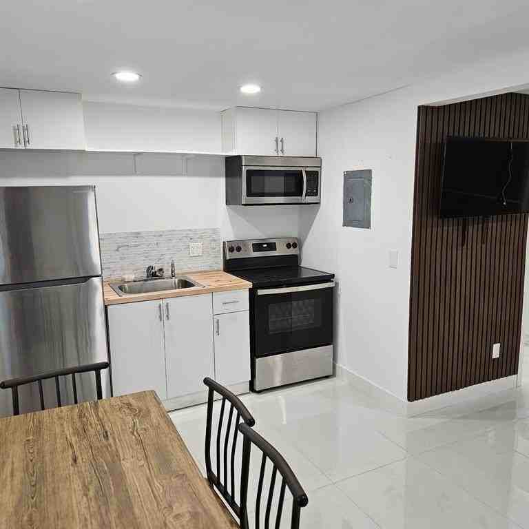 206 Northeast 13th Street #A - Photo 3 of 10