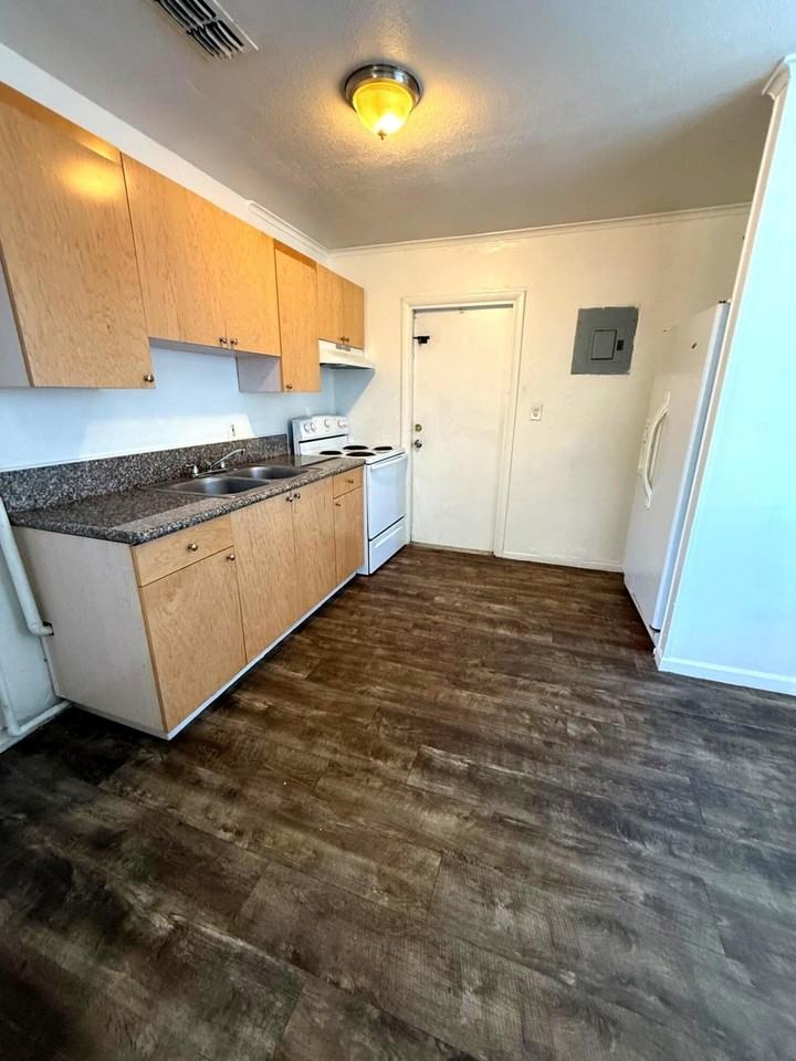 709 W 4th St - Photo 2 of 6