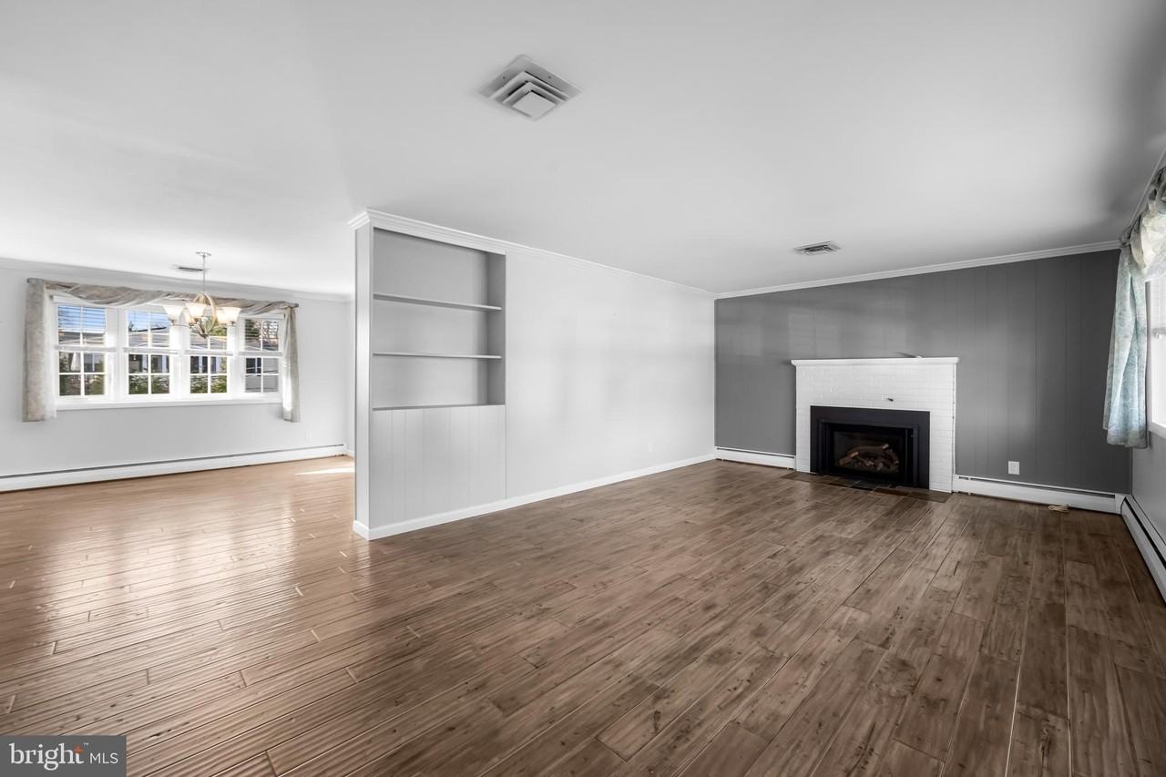 2112 Suburban Greens Drive - Photo 5 of 39