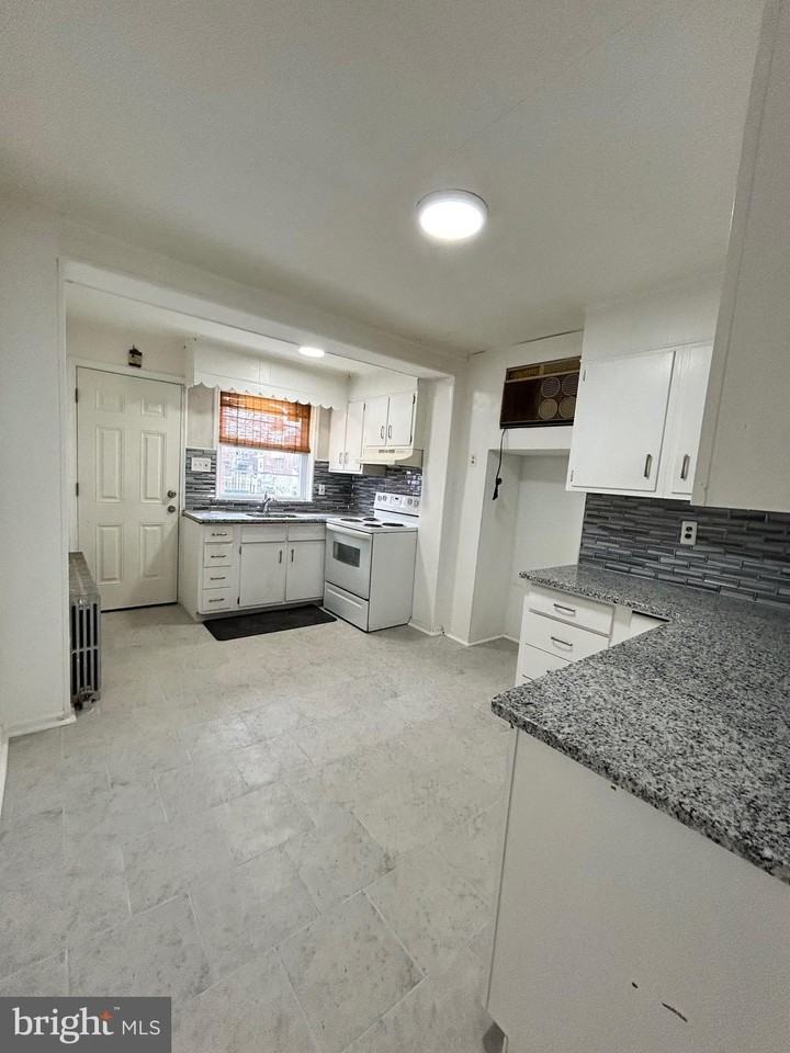 5828 N American St - Photo 7 of 22