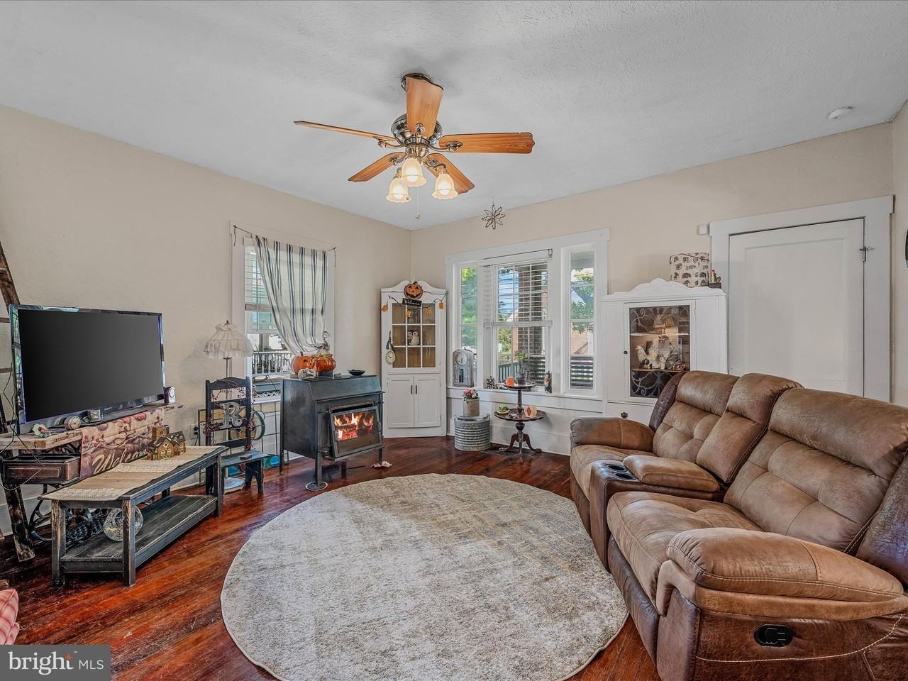 9872 Winchester Avenue - Photo 5 of 46