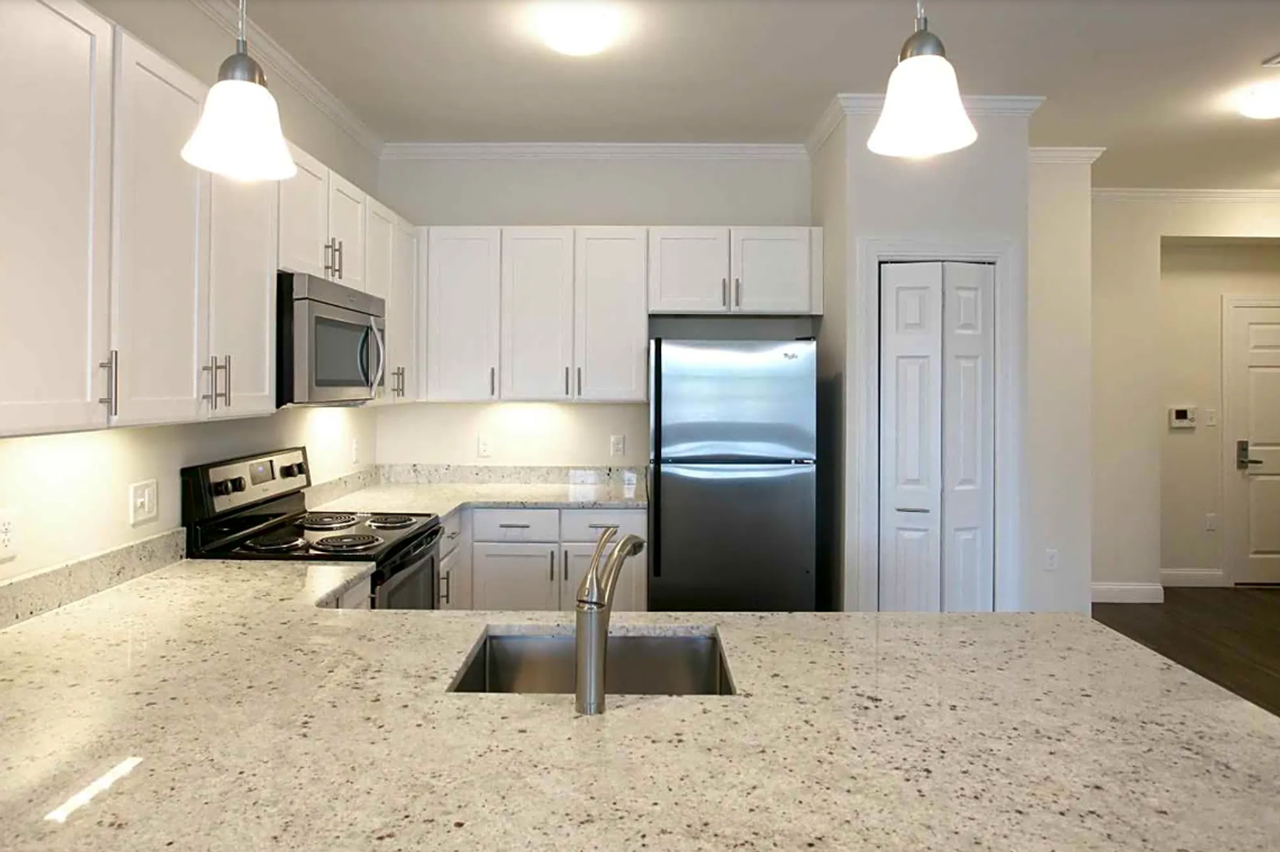 Edgewater Apartments - Photo 4 of 28