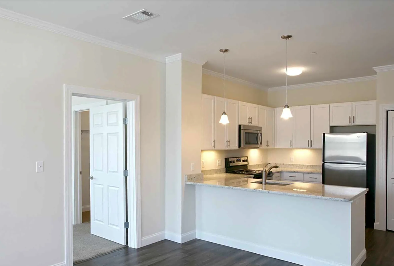 Edgewater Apartments - Photo 5 of 28