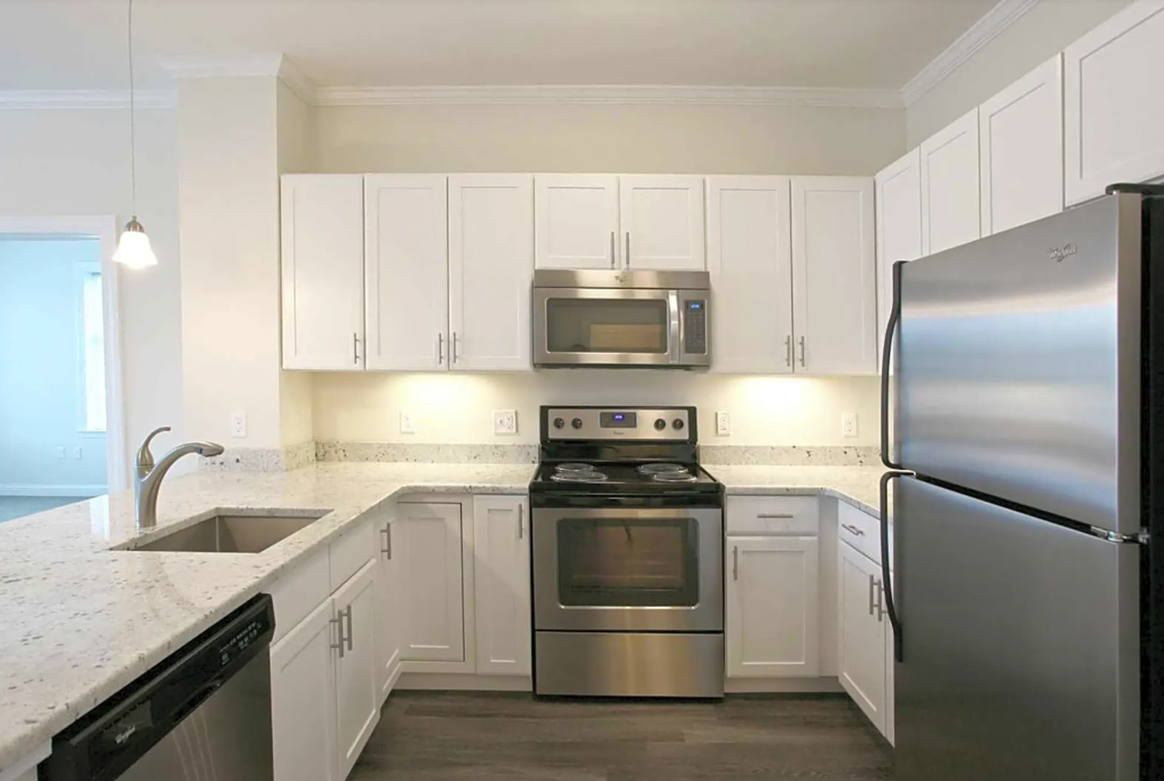 Edgewater Apartments - Photo 6 of 28