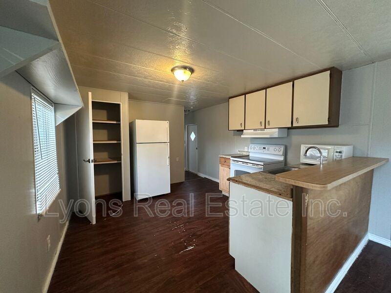 7886 Breeze Dr - Photo 3 of 10