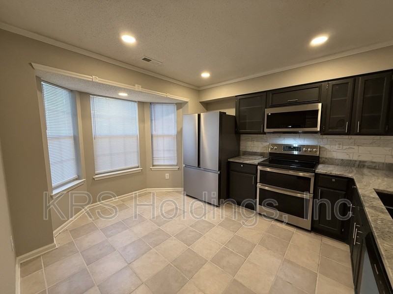 146 Corwin Cir - Photo 4 of 28