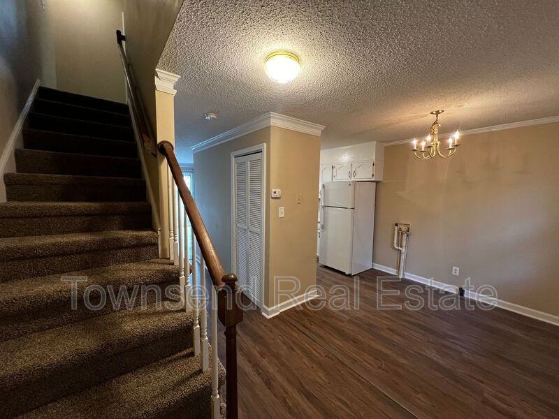 113 Bradford Ave Apt E - Photo 2 of 22