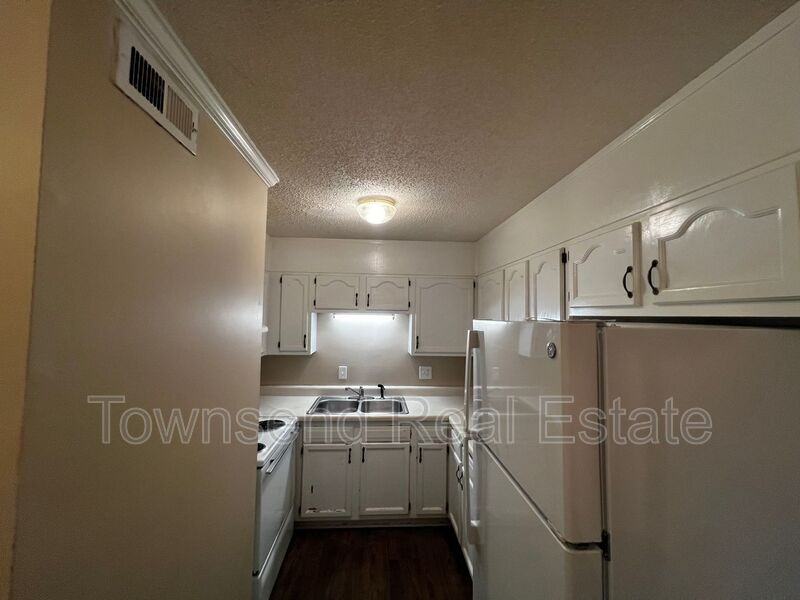 113 Bradford Ave Apt E - Photo 4 of 22