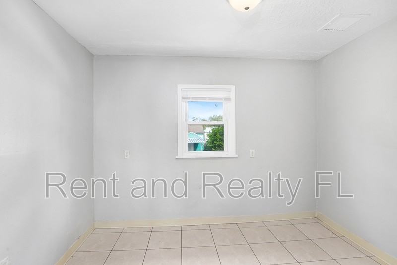 827 Paris Ave S #1 - Photo 7 of 18