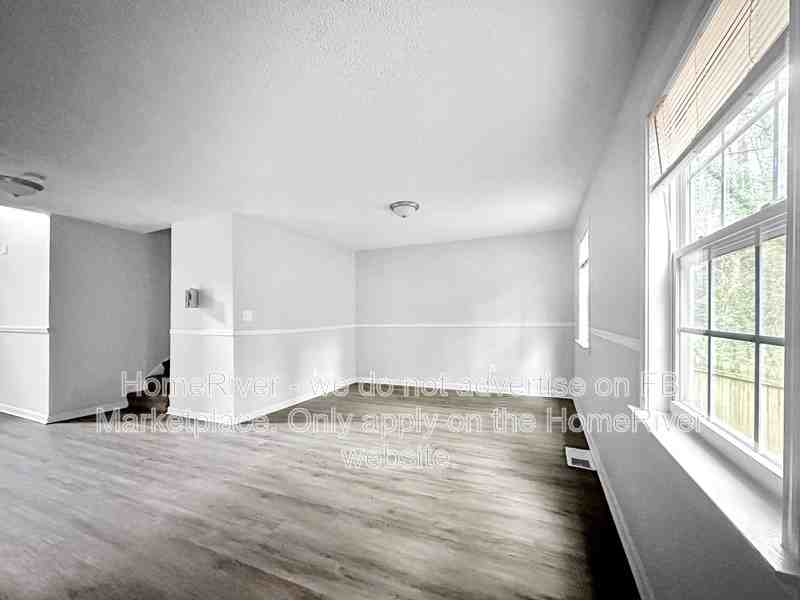 1880 Shamrock Dr - Photo 4 of 23