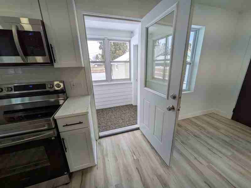 160 Guilford St - Photo 7 of 29