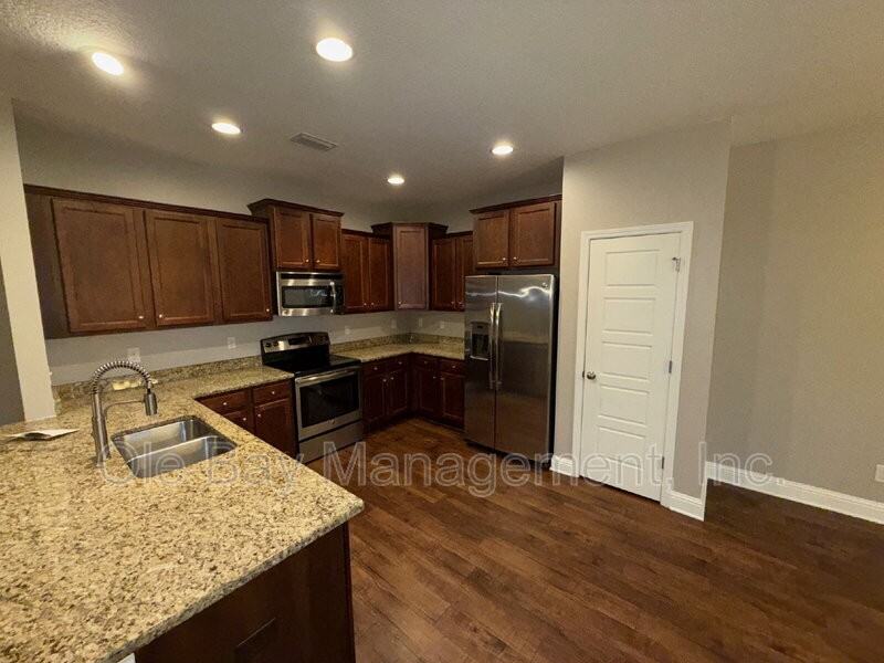 10013 Summer Woods Cir N - Photo 4 of 11