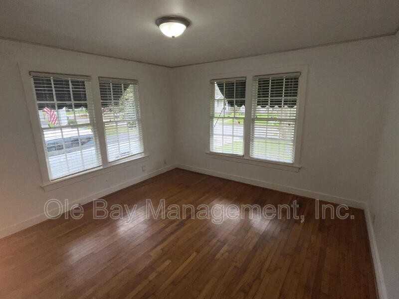 108 S Fulton St - Photo 5 of 11