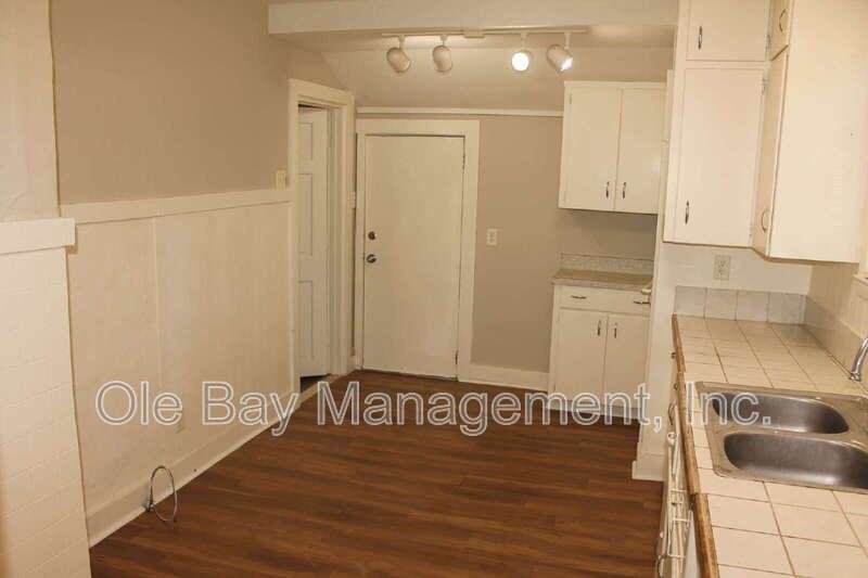 1725 Laurel St - Photo 4 of 7